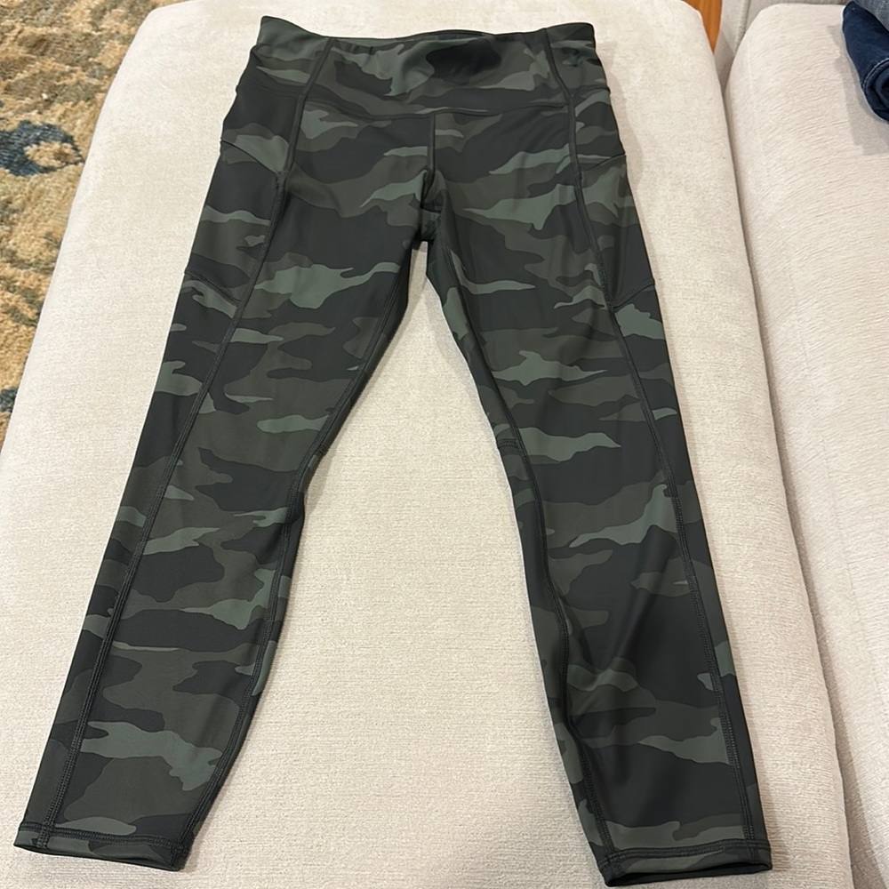 EUC Athleta Camo Contender 7/8 Tight